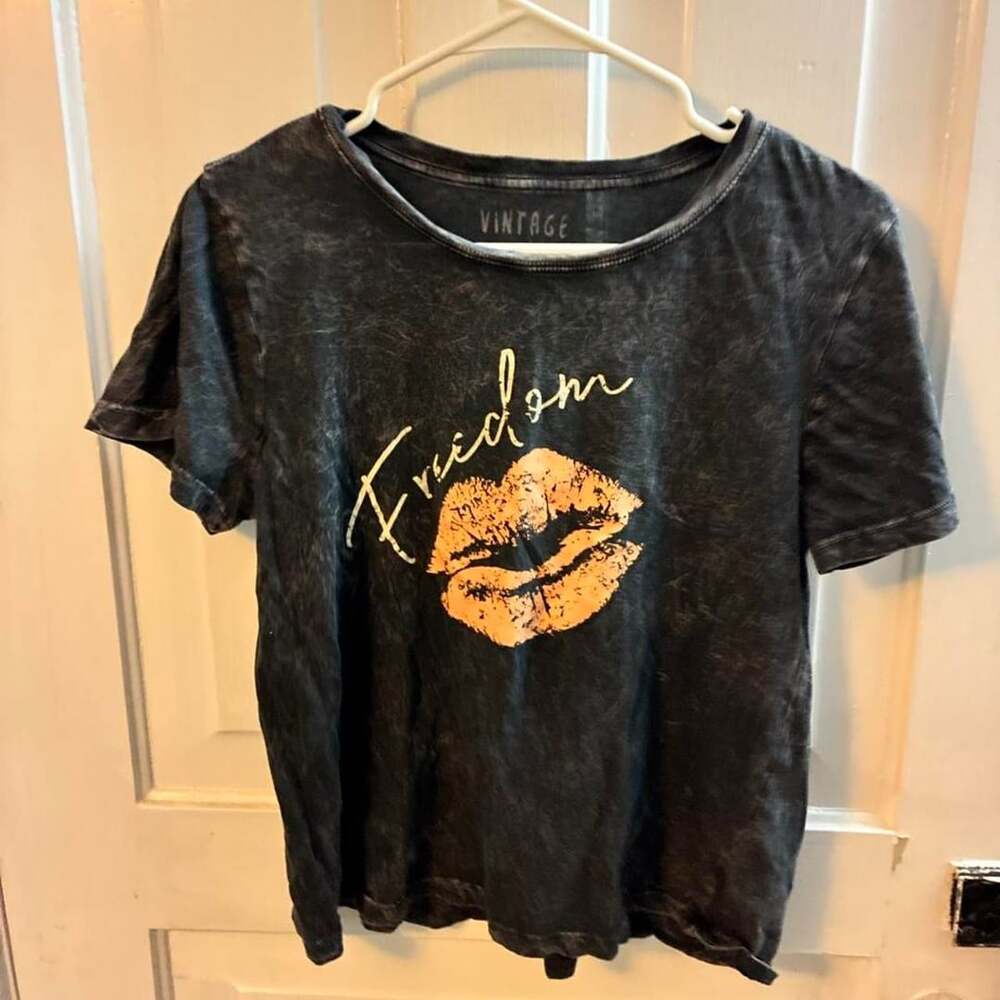 Vintage Canvas Freedom Gold Lips Graphic T-Shirt